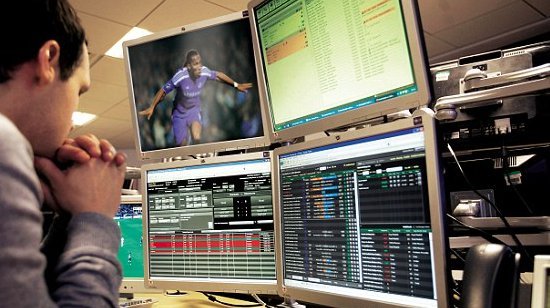 Parieur professionnel analysant des données